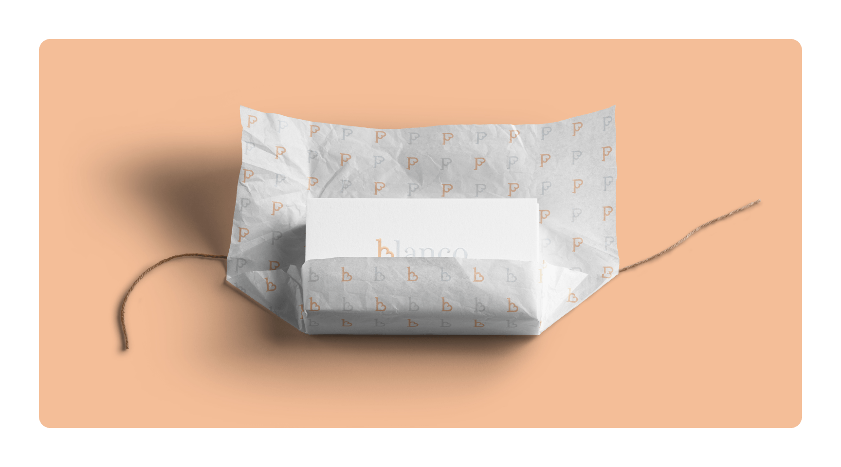 Carta velina Blanco con monogramma e card brand su fondo pesca