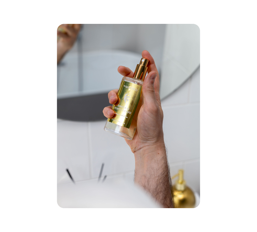 Mano con flacone by Matthieu davanti alla confezione blu