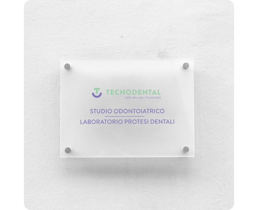 Composizione fotografica per Tecnodental: rebranding per studio dentistico con tono affidabile e contemporaneo